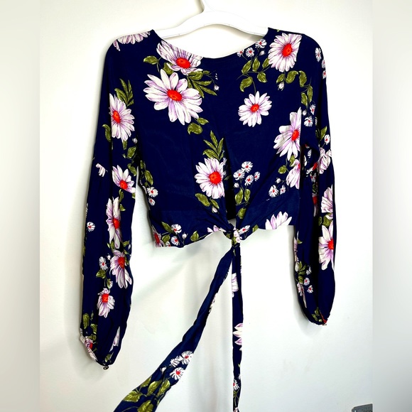 Forever 21, Daisy Tie Back Crop Top, Size M - Picture 7 of 7